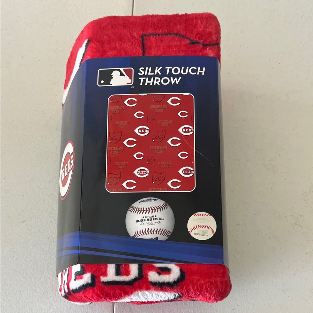 MLB Reds Plush Silk Touch Blanket - Red